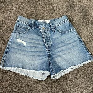 NEW Hollister Women’s Curvy High-Rise Vintage Jean Shorts